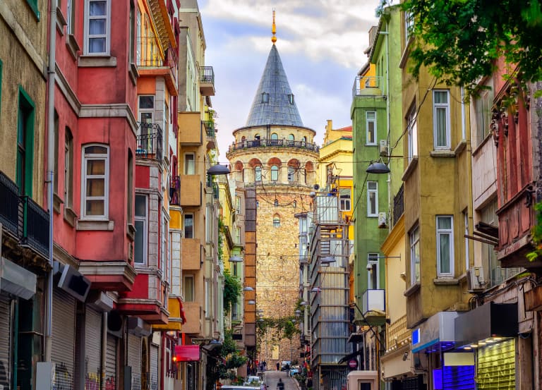 La tour de Galata au bout d’une rue étroite bordée de bâtiments colorés